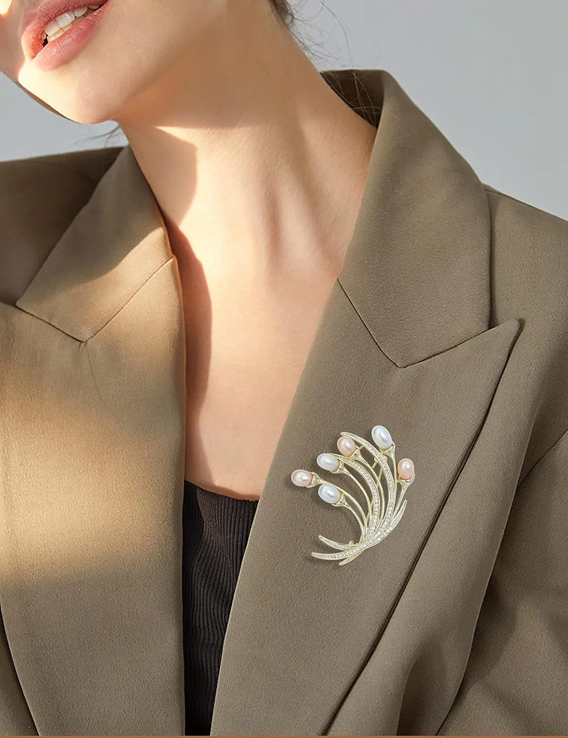 Elegant Natural Freshwater Pearl Flower Brooch Lapel Pin Crystal Leaf Garland Brooch Wedding Corsage for Women