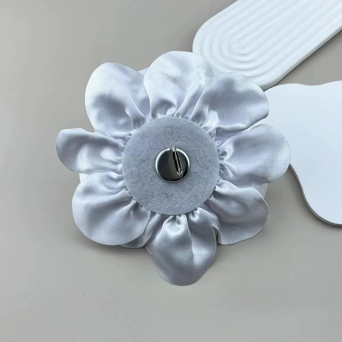 Extra Large Rose Flower Brooches Lapel Pins Dainty Satin Fabric Rose Flower Brooches Big Camellia Flower Brooch Pin for Women Wedding Party Dance Clothes Accessories Jewelry Gifts