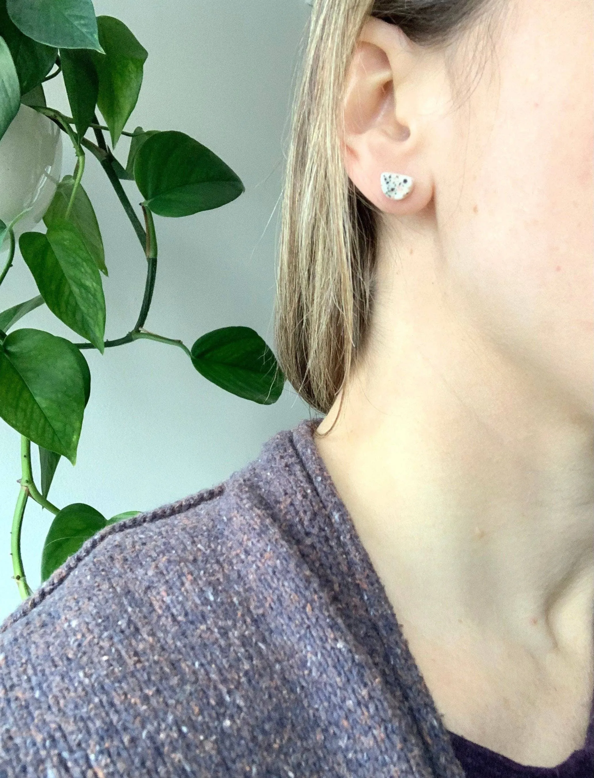 Half moon stud earring: Matte / black splatter