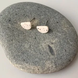 Half moon stud earring: Matte / black splatter