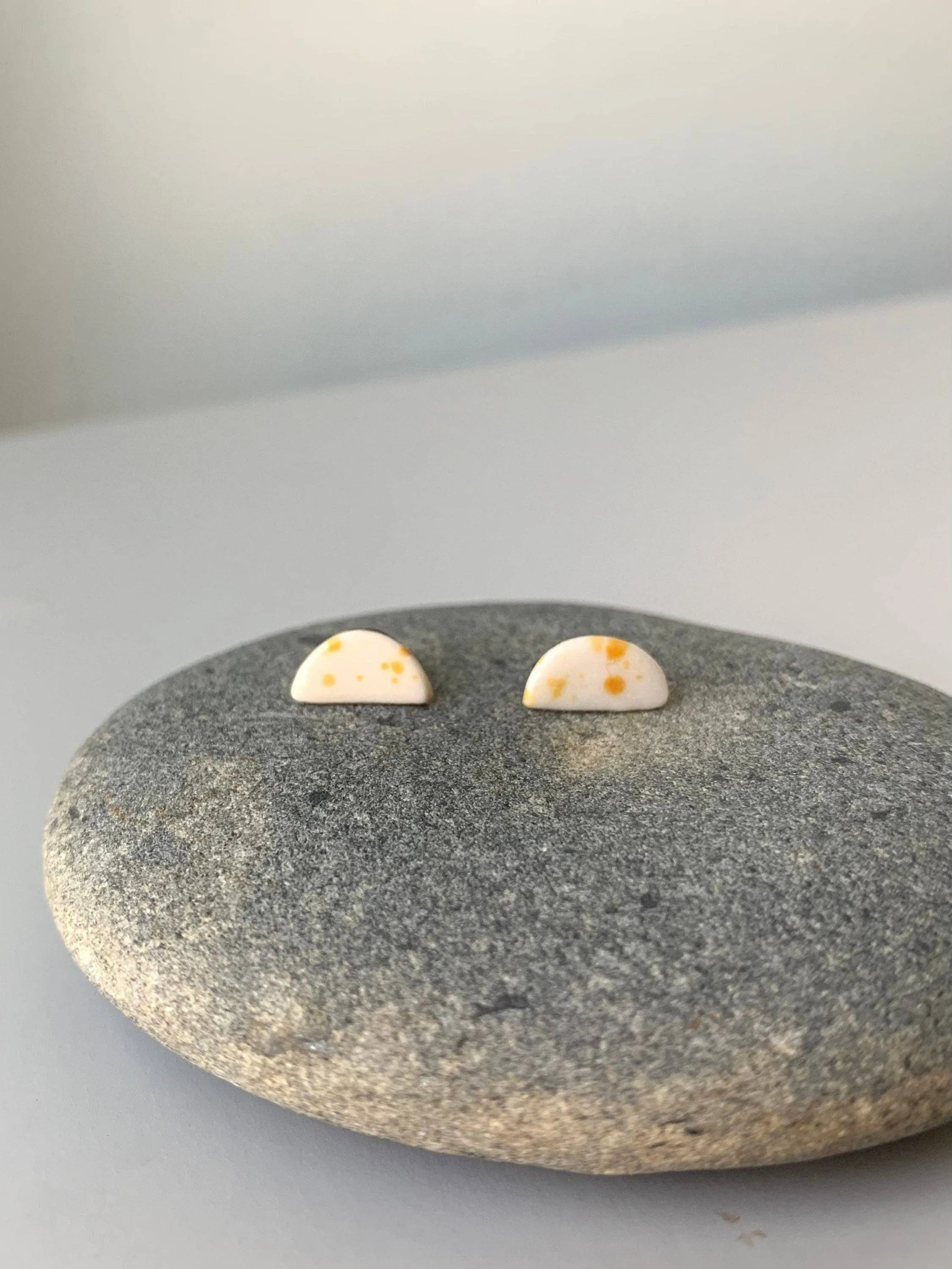 Half moon stud earring: Matte / black splatter