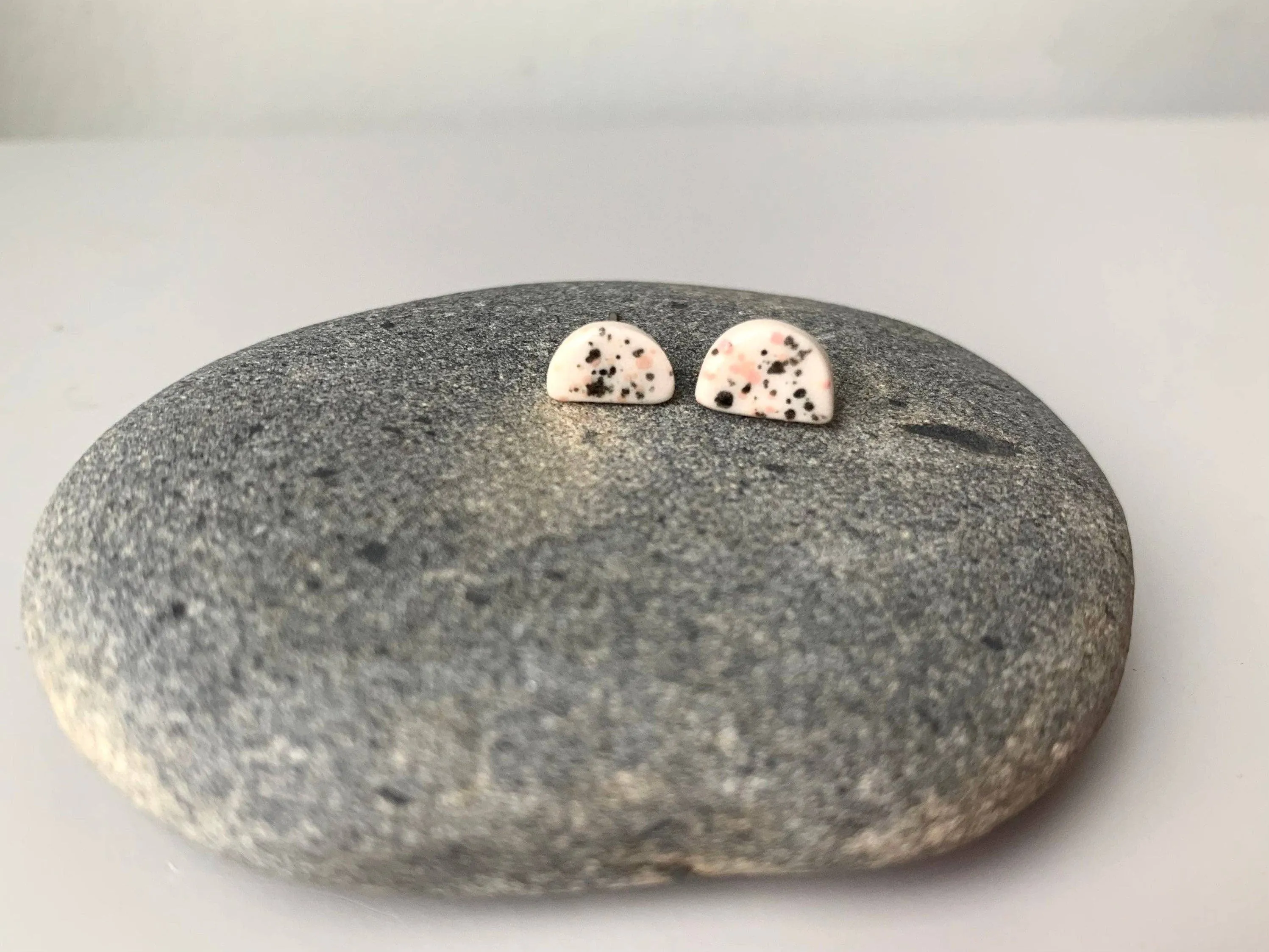 Half moon stud earring: Matte / black splatter