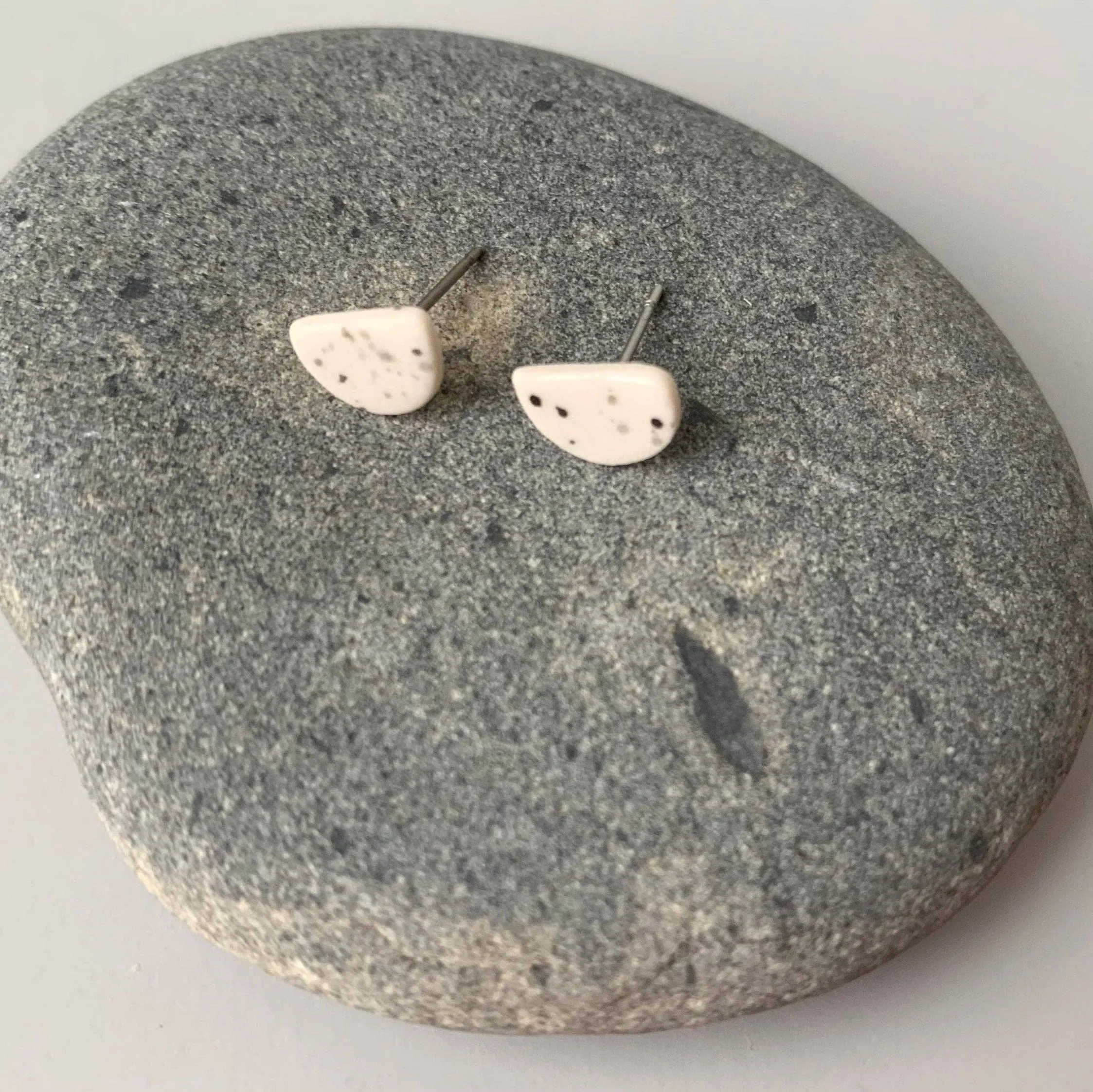 Half moon stud earring: Matte / black splatter
