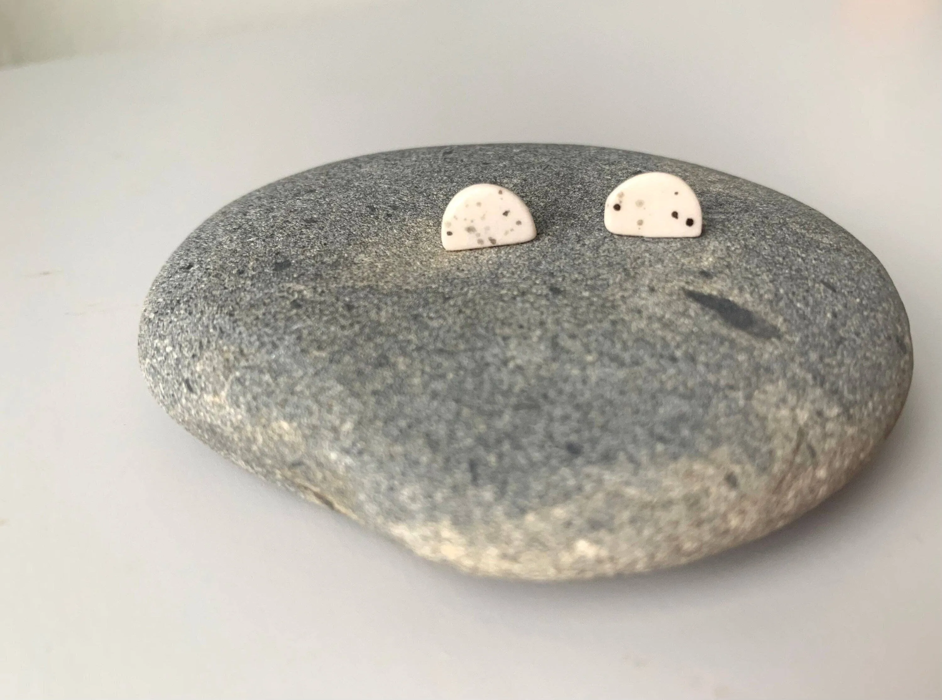 Half moon stud earring: Matte / black splatter
