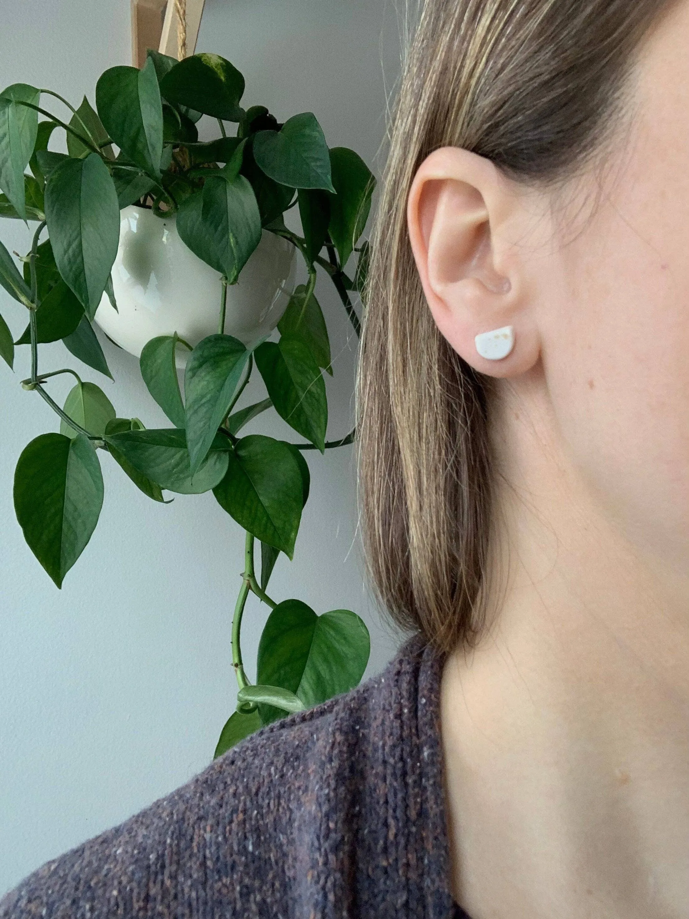 Half moon stud earring: Matte / black splatter
