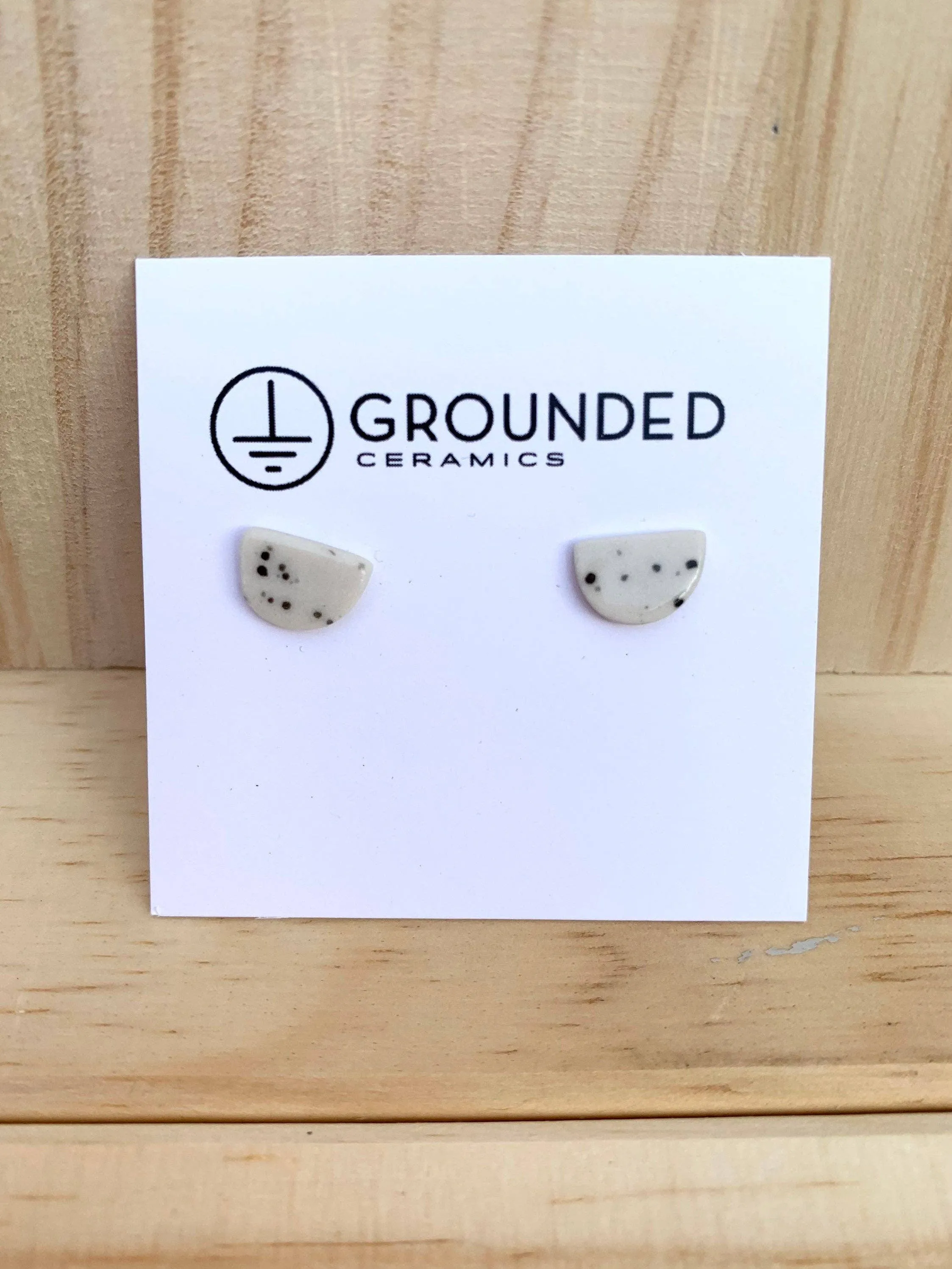 Half moon stud earring: Matte / black splatter