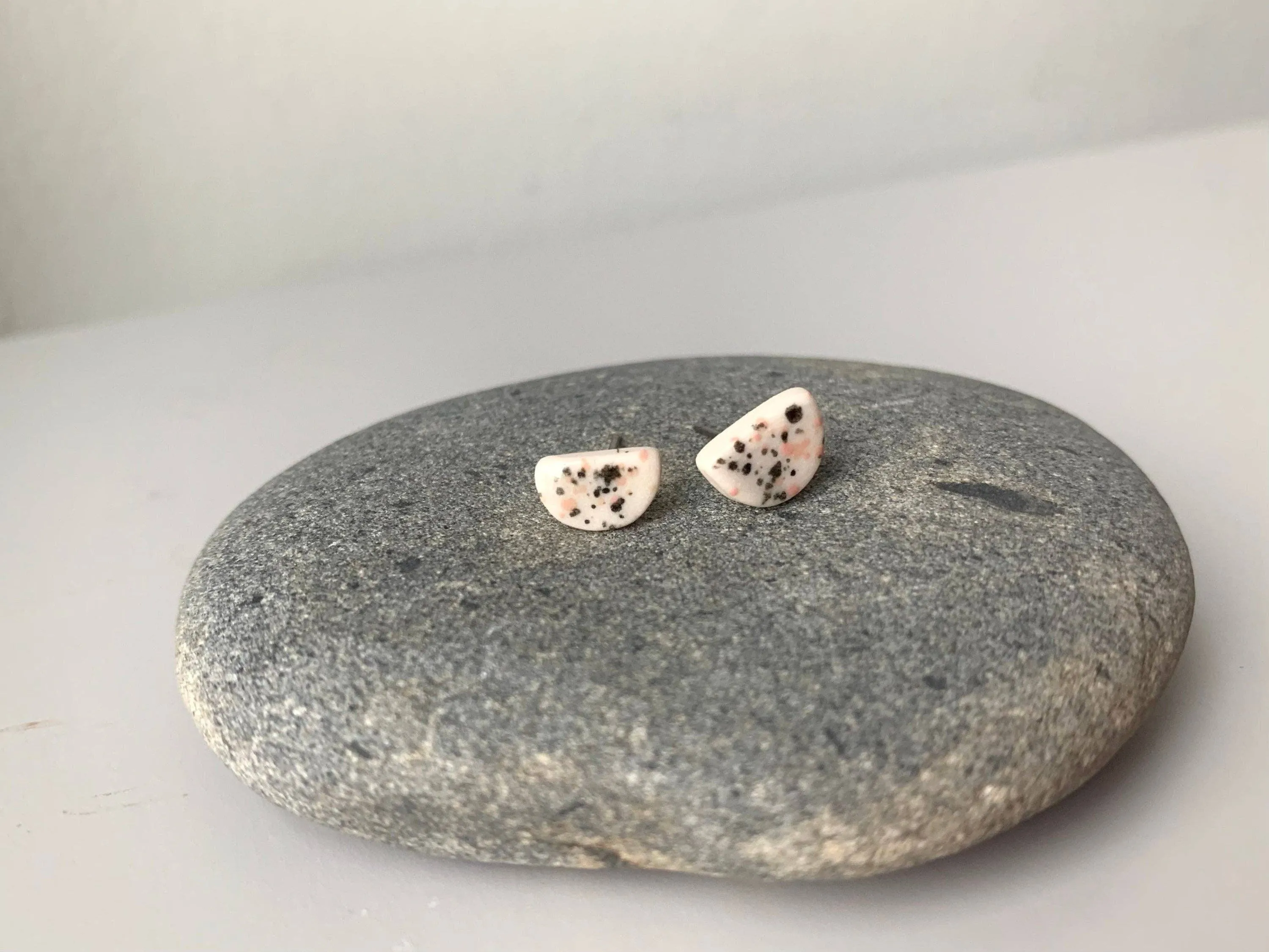 Half moon stud earring: Matte / black splatter