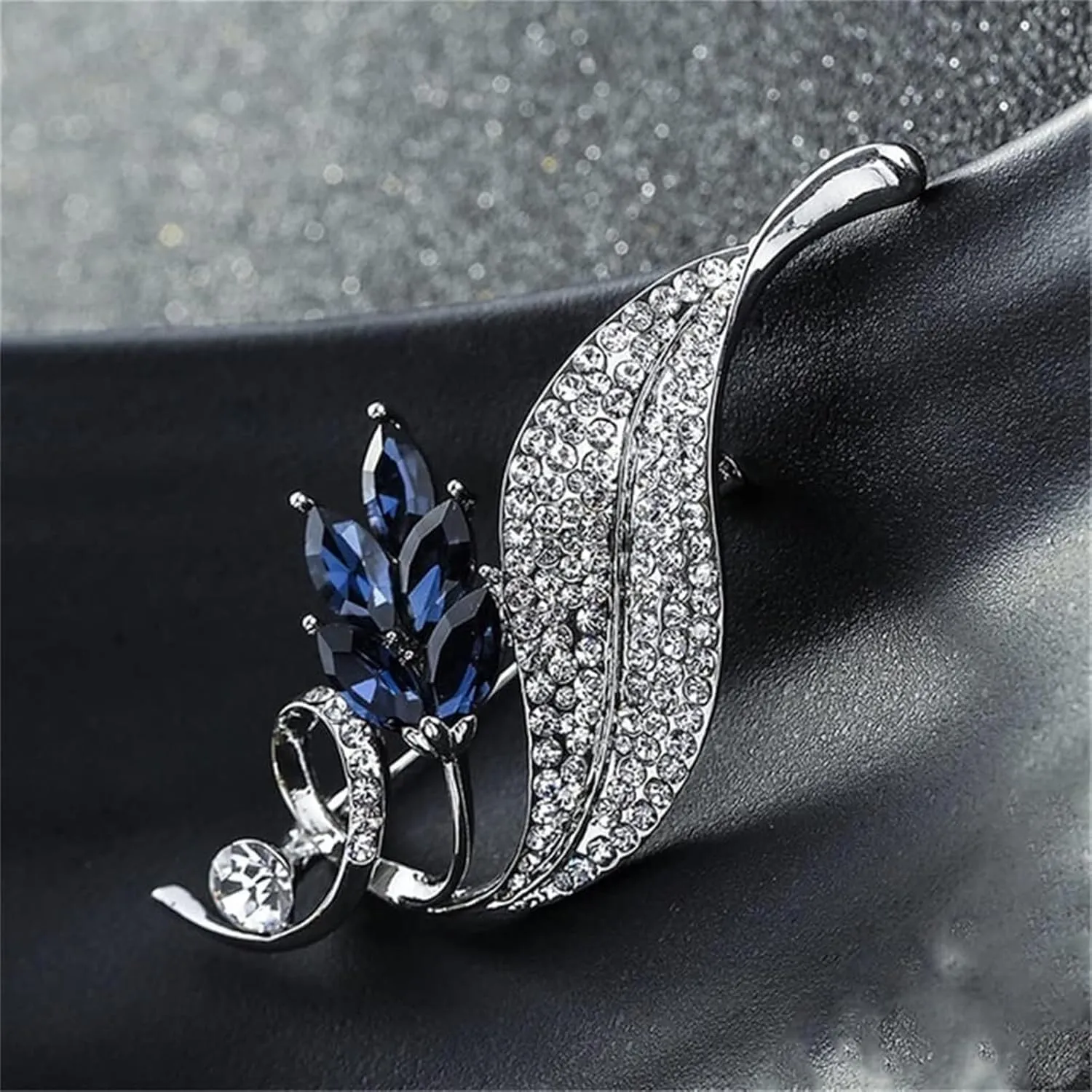Ladies' Beautiful Brooch Women Silver BroochCharm Gold Silver Brooch Dress Coat AccessoriesLadies Cute Flower Pin Clothing Accessories