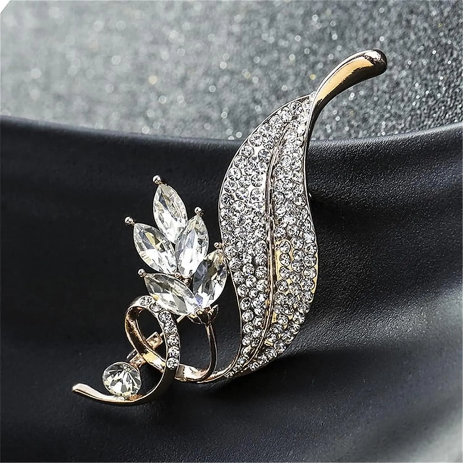 Ladies' Beautiful Brooch Women Silver BroochCharm Gold Silver Brooch Dress Coat AccessoriesLadies Cute Flower Pin Clothing Accessories