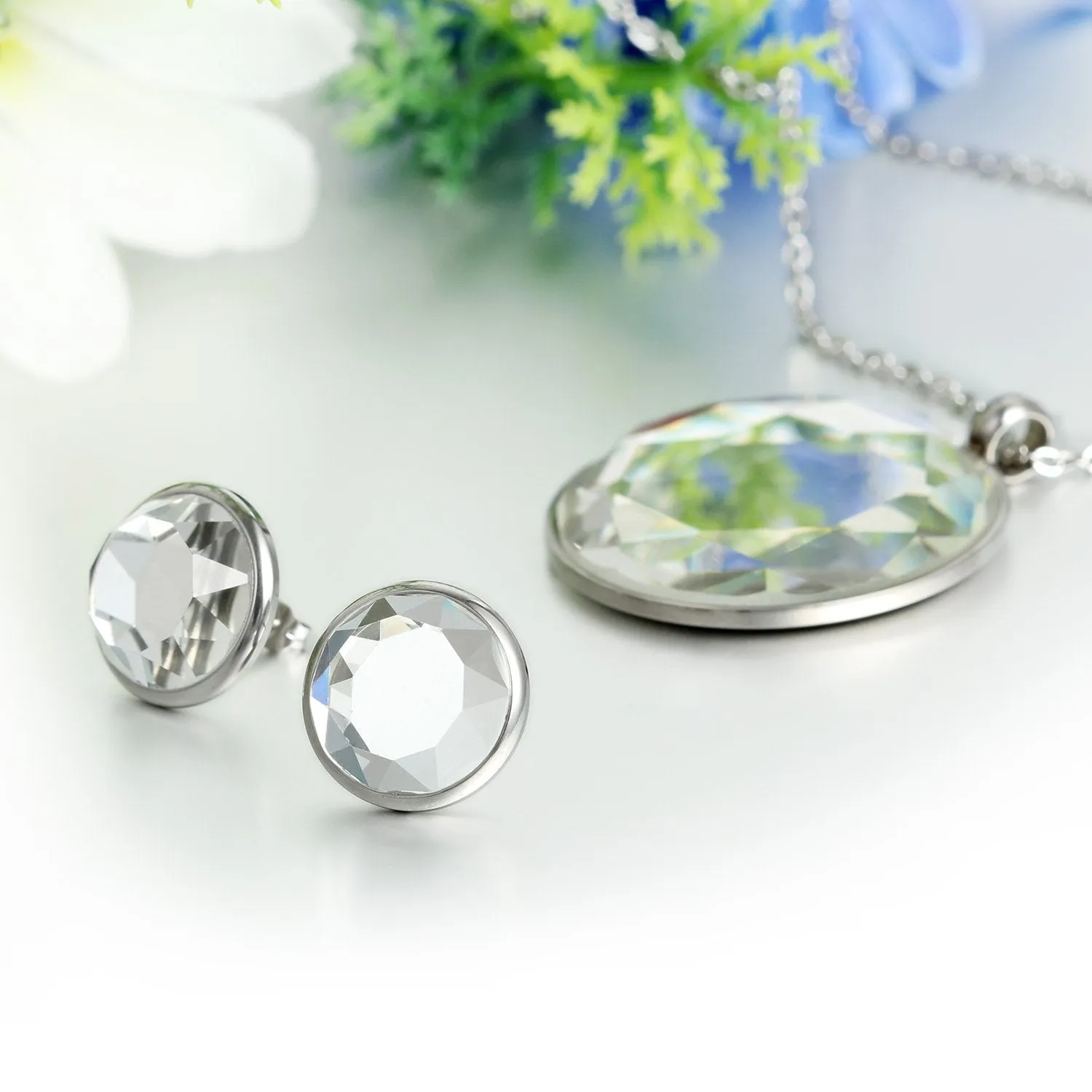 Ladies Mirror Polishing Round Crystal Pendant Necklace With Chain