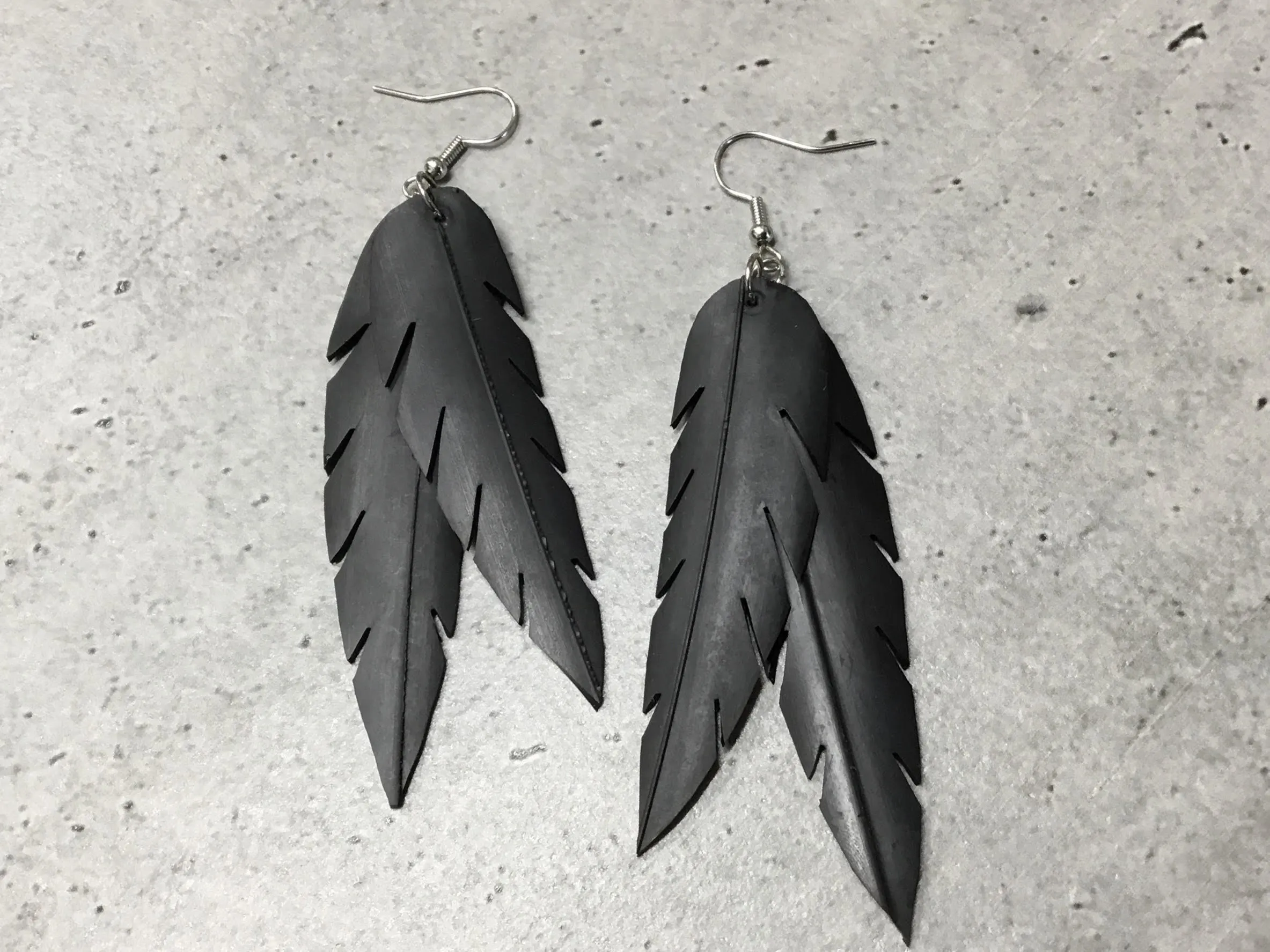 Pīata Double Feather Plain Short Earrings