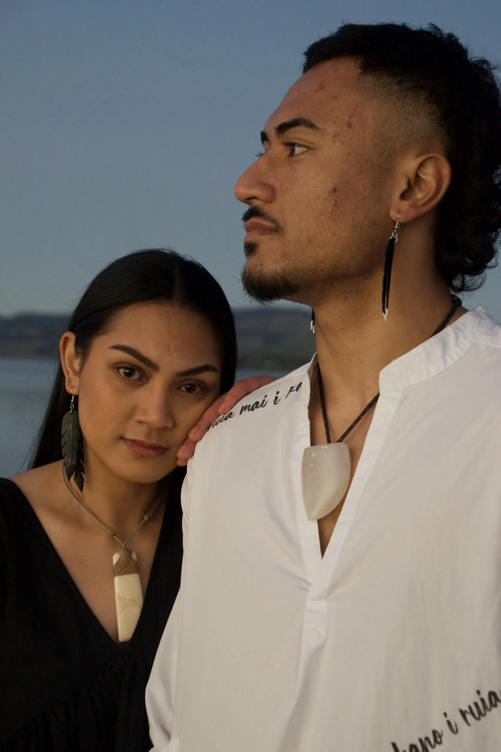 Pīata Double Feather Plain Short Earrings